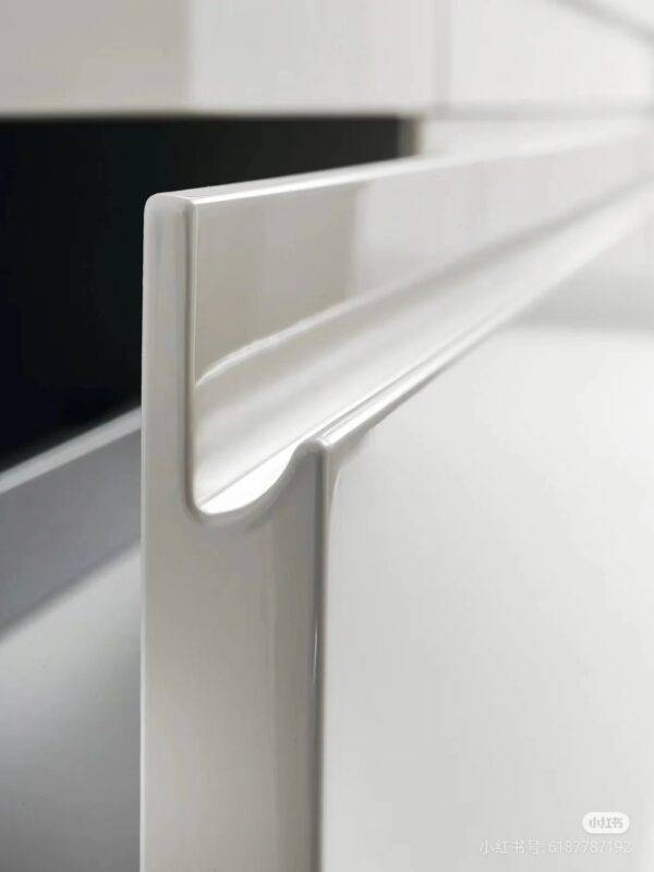 Handle-free cabinet door4